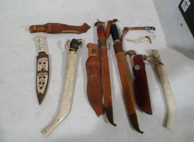 many different types of knives and knives on a table