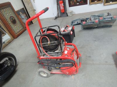 un diable rouge qui se trouve dans un garage