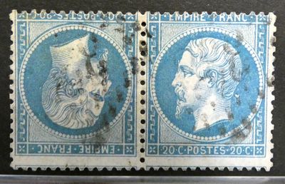 deux timbres bleus et blancs sur lesquels figurent les portraits d'un homme et d'une femme