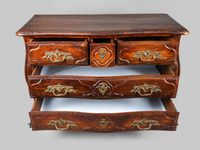 Commode tombeau en bois mouluré, galbée toutes faces, ouvran… (photo 3)