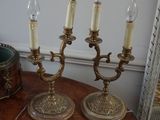 trois bougies posées sur une table