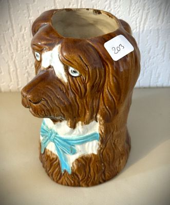 un chien brun et blanc qui porte un nœud papillon bleu autour du cou