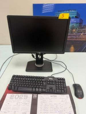 un écran d'ordinateur, un clavier et une souris posés sur un bureau