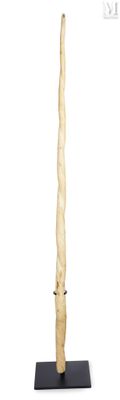 un grand poteau en bois avec une base noire sur fond blanc