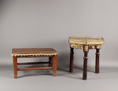 deux tabourets en bois et une table sur laquelle est posé un panier