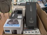 une boîte remplie d'appareils électroniques posée sur une table