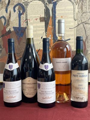 Un lot de deux magnums et trois bouteilles (divers)