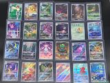 il y a plein de cartes Pokémon différentes dans la boîte
