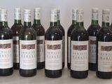 plusieurs bouteilles de vin sont alignées sur une table