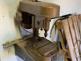 une machine posée sur une table dans une pièce