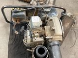 un petit moteur posé sur le sol
