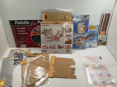 beaucoup de matériel de loisirs créatifs sur la table