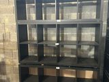 une bibliothèque noire dans une pièce aux murs en briques