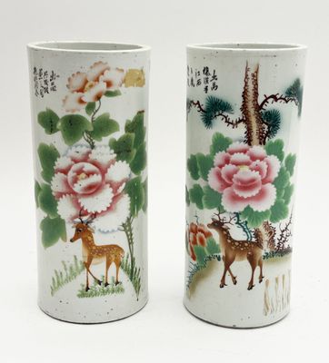 deux vases décorés de fleurs et d'animaux