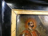 une photo d'un tableau représentant un homme en costume rouge