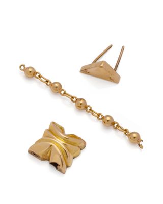 deux paires de boucles d'oreilles et une chaîne sur fond blanc
