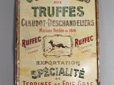une affiche accrochée au mur sur laquelle on peut lire « comestiles et truffes »