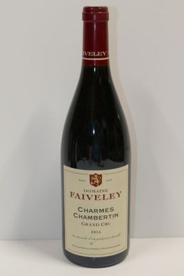 une bouteille de vin posée sur une table