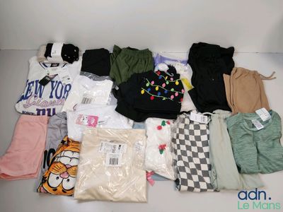 un tas de vêtements posés sur une table