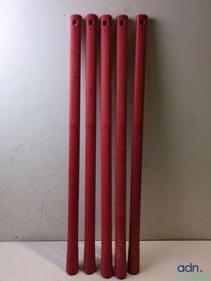 quatre battes de baseball en plastique rouge posées sur une table blanche