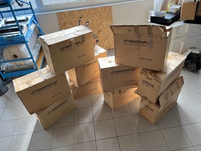 de nombreux cartons empilés sur le sol