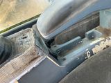 un gros plan du tableau de bord d'une voiture avec une commande de direction