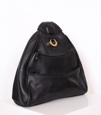 un sac à main noir orné d'un anneau doré