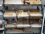de nombreux paniers remplis de produits alimentaires sur les rayons du magasin