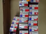 une boîte en carton contenant de nombreuses marques différentes de cigarettes