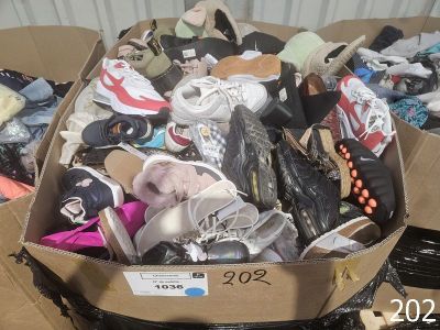 une boîte en carton remplie de chaussures et d'autres objets