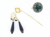 un gros plan sur une paire de boucles d'oreilles et un bâton
