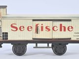 un wagon de petit train sur lequel est accrochée une pancarte disant « Voyons si elle… »