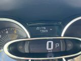 un gros plan sur le tableau de bord d'une voiture avec un compteur de vitesse
