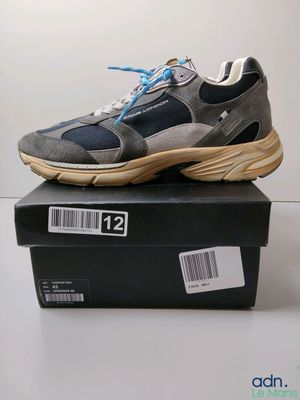 un gros plan d'une paire de baskets posée sur une boîte