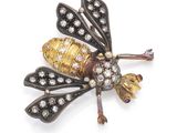 un gros plan sur une broche en forme d'insecte, en or et diamants