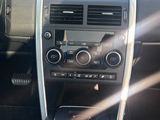 l'intérieur d'une voiture avec le volant et les commandes du tableau de bord