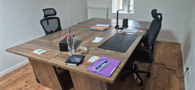 3 bureaux stratifiés imitation bois, 3 fauteuils de directio…