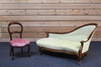 Méridienne en acajou garnie de velours vert.