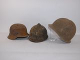 trois casques posés sur une surface blanche