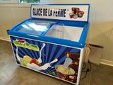 une machine à glaces posée par terre