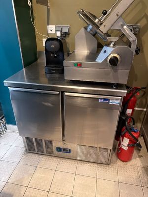 une machine posée sur un comptoir