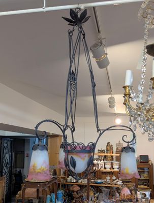 un lustre suspendu au plafond d'un magasin
