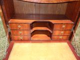 un vieux bureau en bois avec des tiroirs et des tiroirs sur le dessus