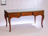 un petit bureau avec un plateau en verre sur fond blanc