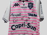une chemise à rayures roses et blanches avec des inscriptions noires