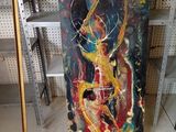 un tableau représentant une femme, accroché au mur