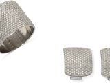 un gros plan sur deux bagues et une bague sur fond blanc