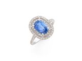 une bague en saphir bleu et diamant