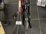 un vélo posé par terre à côté d'autres vélos