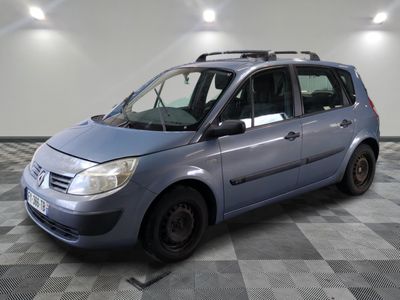 la photo d'une petite voiture bleue garée dans un garage